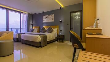 Quarto triplo luxo, sacada, vista para o mar | Cofres nos quartos, escrivaninha, espaço de trabalho para notebook