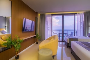 Kamar Triple Deluks, balkon, pemandangan laut | Minibar, brankas, meja kerja, dan ruang kerja ramah laptop