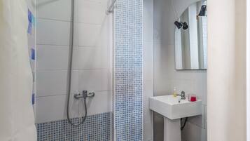 Een douche, een haardroger, handdoeken