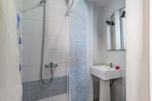 Shower, hair dryer, towels - Room 'Suite 301' with Wi-Fi and Air Conditioning (Lisboa)