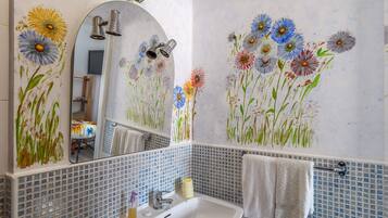 Een douche, een haardroger, handdoeken