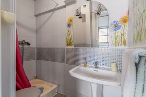 Douche, sèche-cheveux, serviettes fournies