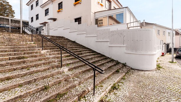 A staircase leading up to a building with a white facade and multiple windows. - Suite 303 — Aquedarte Lisbon (Lisboa)