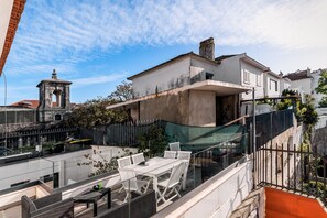 Outdoor dining - Room 'Suite 304' with Wi-Fi and Air Conditioning (Lisboa)