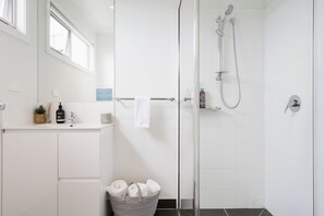 Shower, hair dryer, towels - Hide and Sea - 4pm check out Sundays* (Seaford)