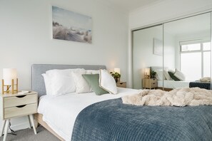 3 dormitorios, escritorio, tabla de planchar con plancha y cuna de viaje