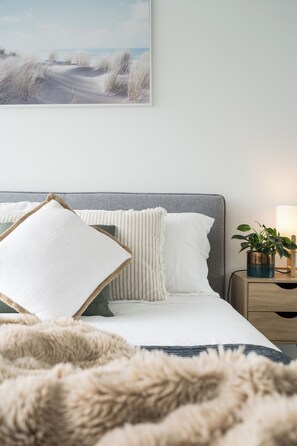 2 bedrooms, desk, iron/ironing board, travel cot - Hide and Sea - 4pm check out Sundays* (Seaford)