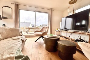 Living area - House in Brittany, exceptional sea view! (Saint-Pol-de-Léon)