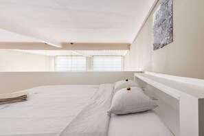 2 bedrooms, desk, iron/ironing board, WiFi