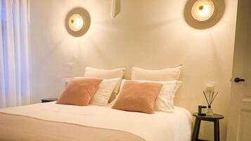 Een bureau, geluiddichte muren, een strijkplank/strijkijzer, wifi