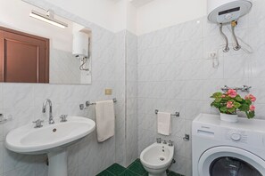 Shower, hair dryer, towels - Apartment 'Casa Valerio' with Sea View, Wi-Fi and Air Conditioning (Fiumefreddo di Sicilia)
