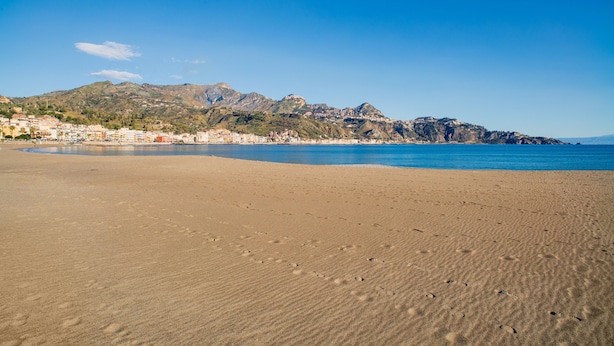 A beach with footprints, a clear sky, and a mountain in the background. - Apartment 'Casa Valerio' with Sea View, Wi-Fi and Air Conditioning (Fiumefreddo di Sicilia)