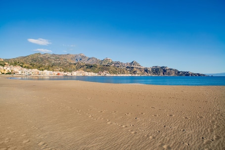 Una spiaggia nelle vicinanze. Appartamento 'Casa Valerio' con Vista Mare, Wi-Fi e Aria Condizionata