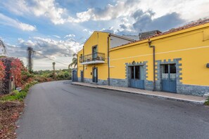 Exterior - Apartment 'Casa Valerio' with Sea View, Wi-Fi and Air Conditioning (Fiumefreddo di Sicilia)