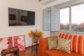 TV - Apartment 'Casa Valerio' with Sea View, Wi-Fi and Air Conditioning (Fiumefreddo di Sicilia)