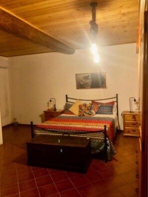 Een strijkplank/strijkijzer, wifi, beddengoed