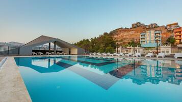 室內游泳池和季節性室外游泳池,開放時間為 09:00 至 18:00,提供免費遮陽小屋和泳池遮陽傘