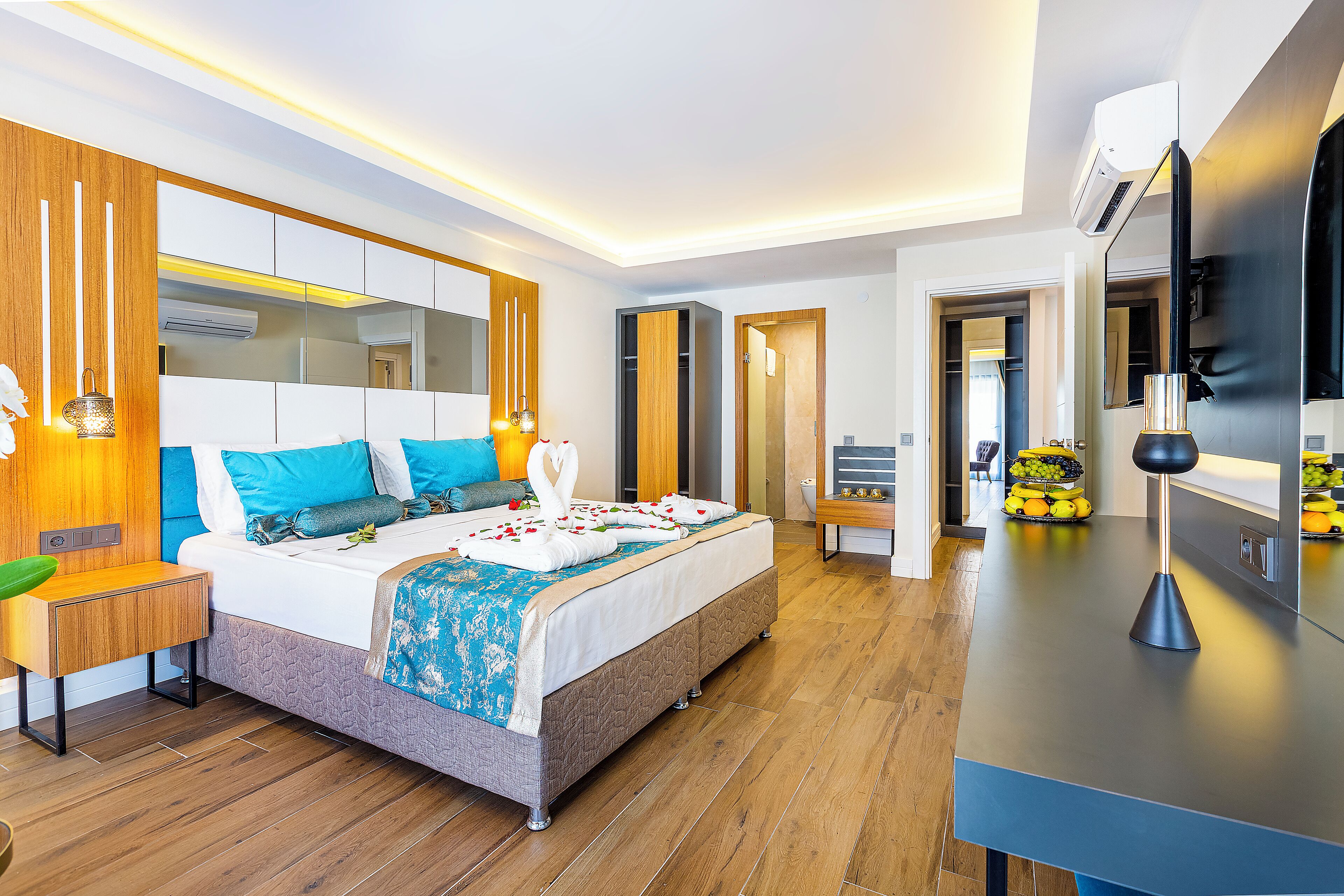 Family Room for 4 | Minibar, in-room safe, laptop workspace, soundproofing