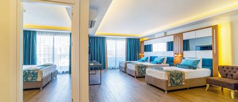 Habitación familiar | Minibar, caja fuerte, espacio para trabajar con un portátil