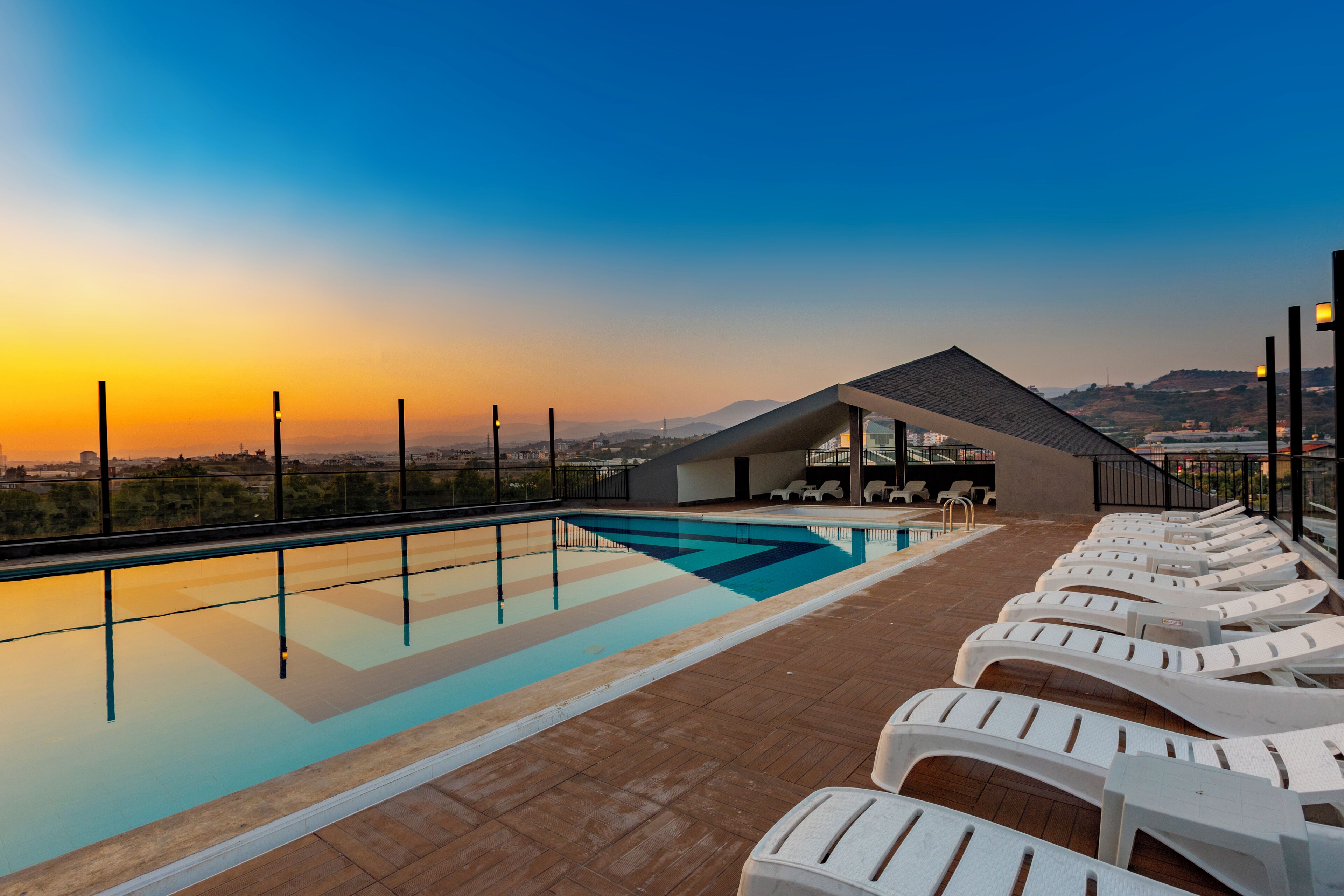 Inomhuspool, en säsongsöppen utomhuspool, gratis cabanor och parasoller