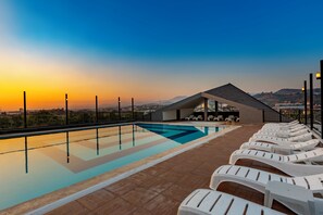 Innenpool, Außenpool (je nach Saison geöffnet), Cabañas (kostenlos)