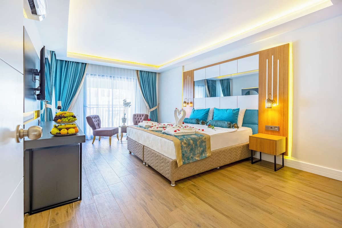 Standard Room | Minibar, in-room safe, laptop workspace, soundproofing