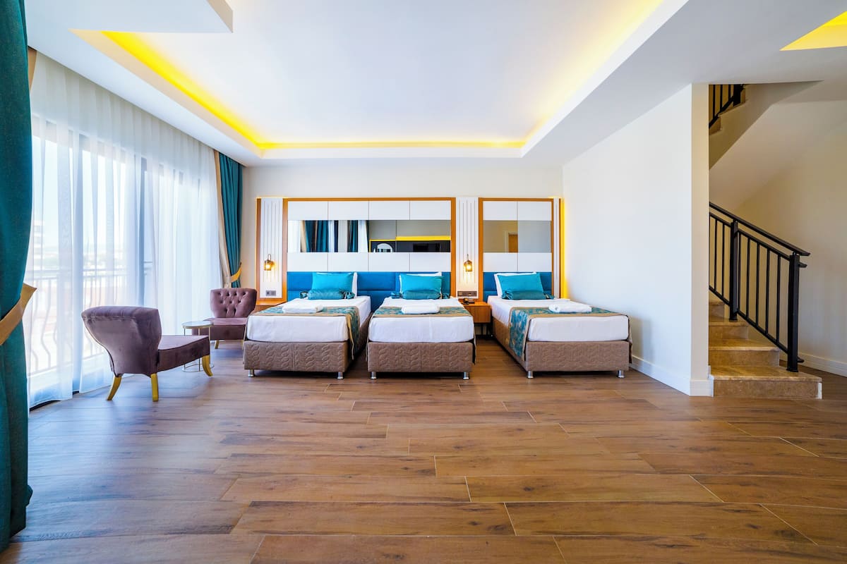 Deluxe Room | Minibar, in-room safe, laptop workspace, soundproofing