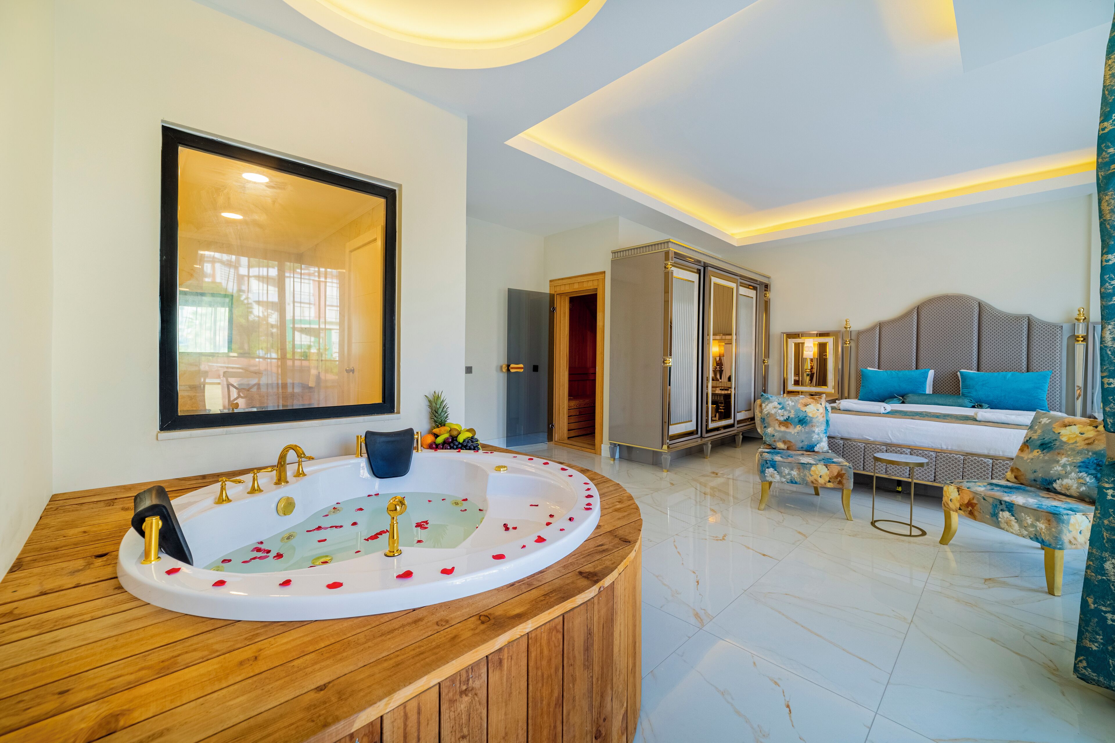 Presidential Suite | Minibar, in-room safe, laptop workspace, soundproofing