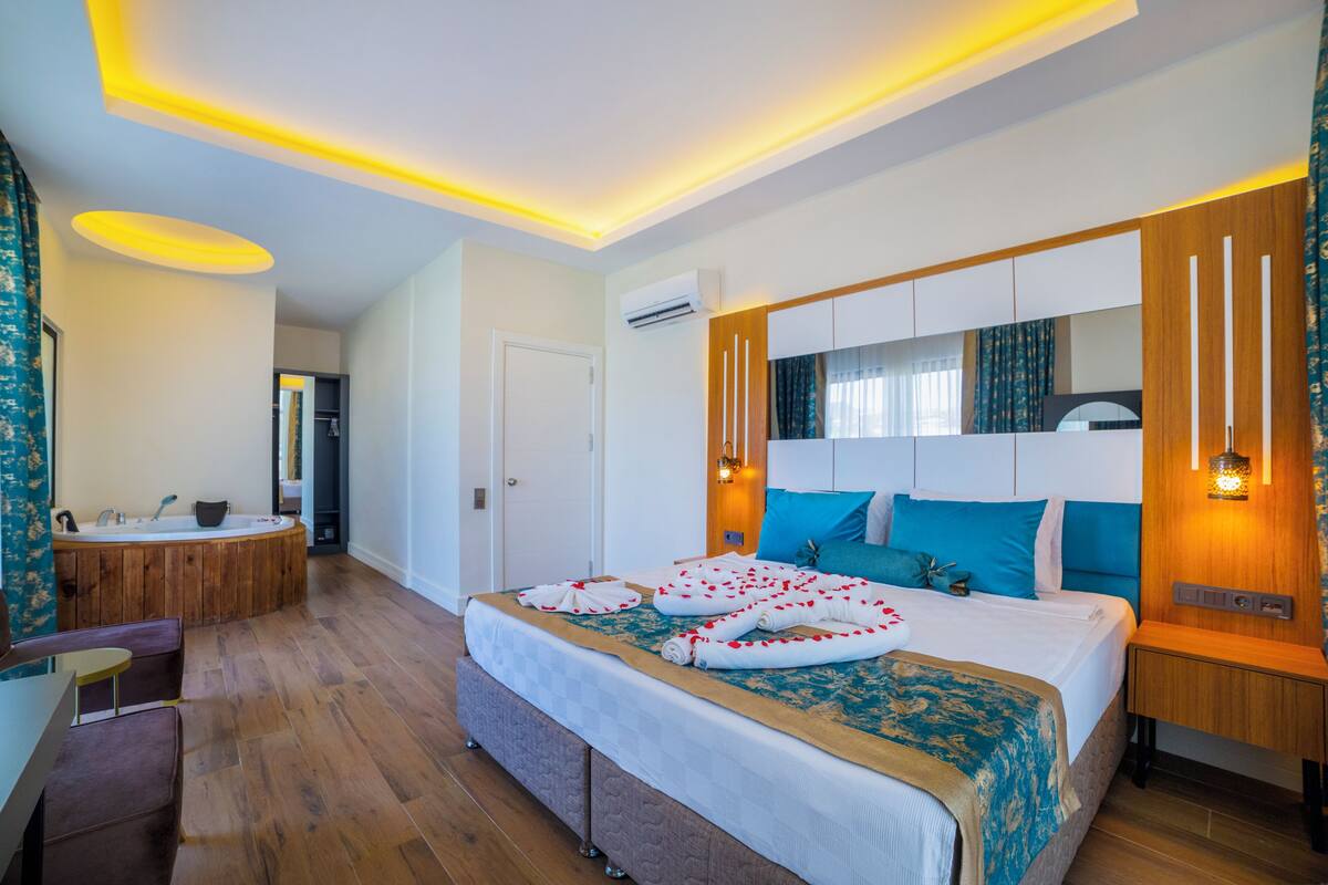 Junior Suite | Minibar, in-room safe, laptop workspace, soundproofing