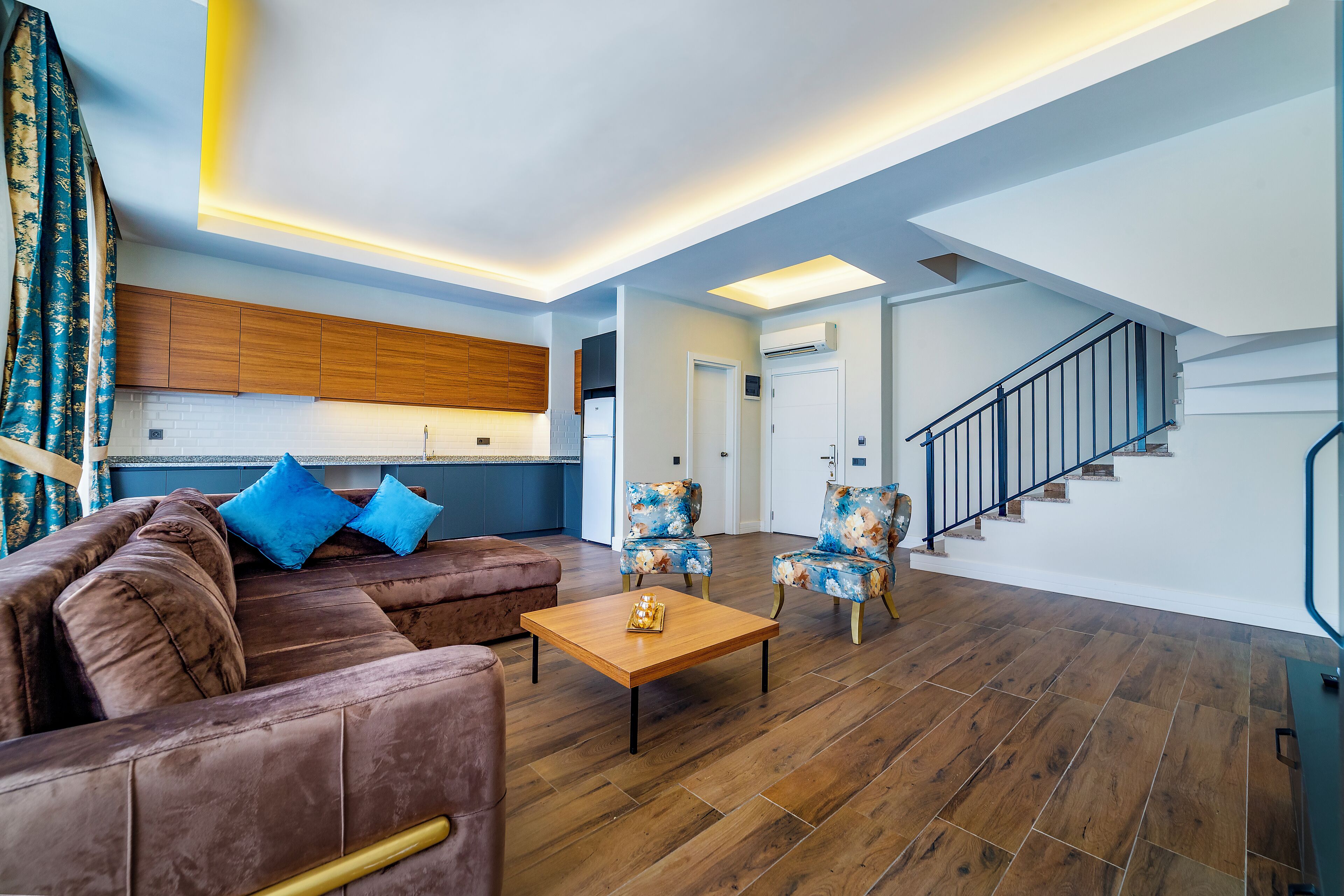 Senior Room | Minibar, in-room safe, laptop workspace, soundproofing