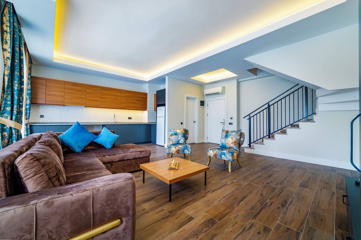 Senior Room | Minibar, in-room safe, laptop workspace, soundproofing