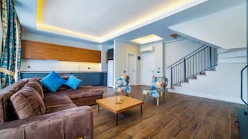 Senior-Zimmer | Minibar, Zimmersafe, laptopgeeigneter Arbeitsplatz