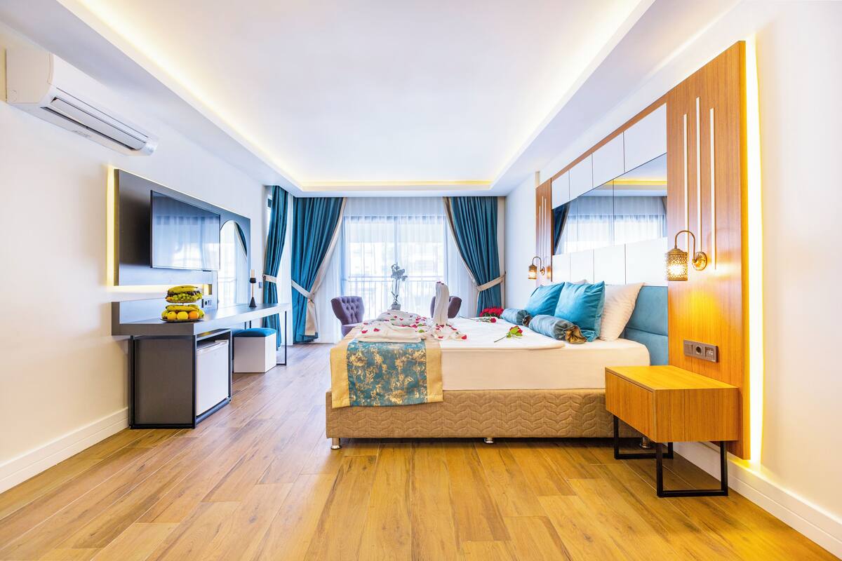 Standard Room | Minibar, in-room safe, laptop workspace, soundproofing