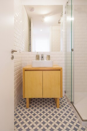 Shower, hair dryer, towels, soap - Cosy & central with nice outdoor space! (Porto)