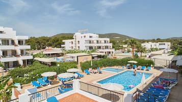 3 piscinas al aire libre, sombrillas, tumbonas