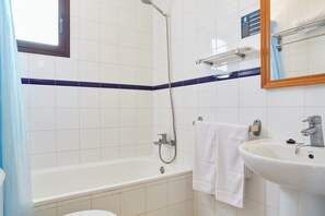 Studio, Balcony | Bilik Mandi | Kelengkapan dandanan diri percuma, pengering rambut, tuala disediakan