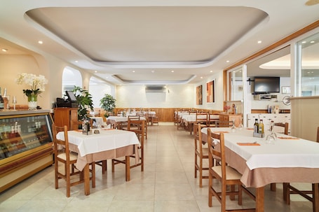 Opções para refeição. APARTAMENTOS CASA LUIS BY INVISA 3LL