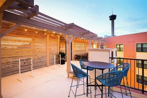 Outdoor dining - 1BR Haven w/ Gym, Parking Near Rvrwalk & Dome (San Antonio)