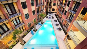 Ein überdachter Pool, umgeben von Wohngebäuden mit Balkonen und Terrassen.