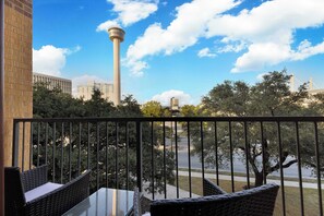 Terrace/patio - 1BR Haven w/ Gym, Parking Near Rvrwalk & Dome (San Antonio)