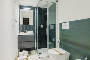 Shower, hair dryer, towels - Spacious Double Room with Balcony Overlooking the Main Street and Square, Air Conditioning (Calangianus)