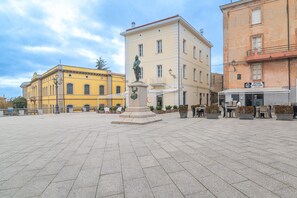 Outdoor dining - Spacious Double Room with Balcony Overlooking the Main Street and Square, Air Conditioning (Calangianus)