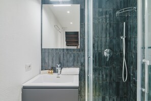 Douche, sèche-cheveux, serviettes fournies