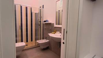 Asciugacapelli, bidet, asciugamani, sapone