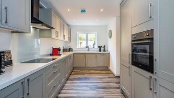 Dishwasher, cookware/dishes/utensils