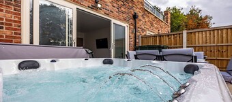 8 Riverside Mews