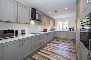 Dishwasher, cookware/dishes/utensils - 8 Riverside Mews (Derby)