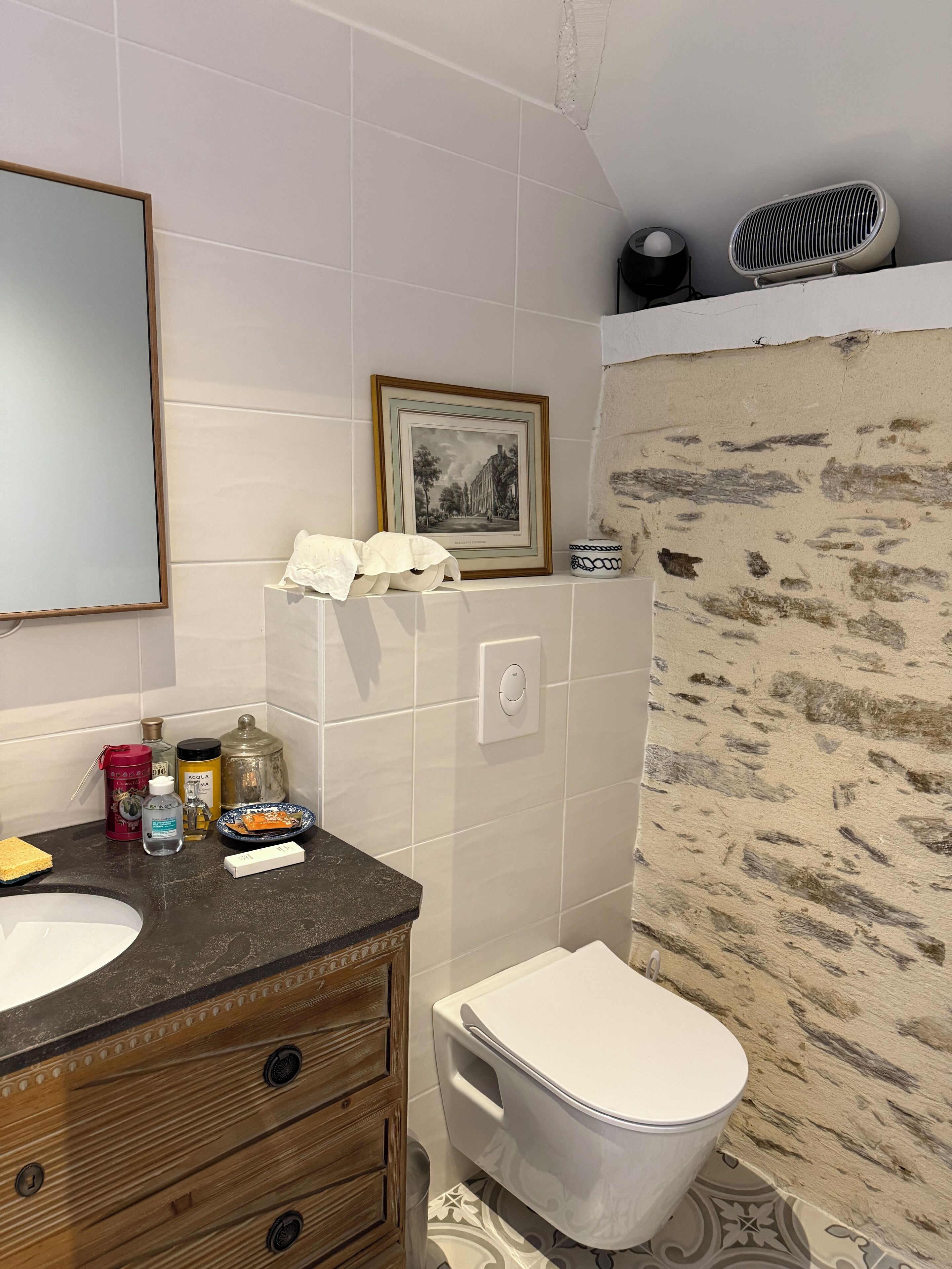 Sèche-cheveux, serviettes fournies, savon, papier toilette