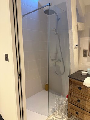 Secador de pelo, toallas, jabón, papel higiénico