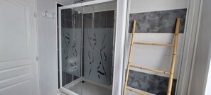 Dusche, Haartrockner, Handtücher, Seife